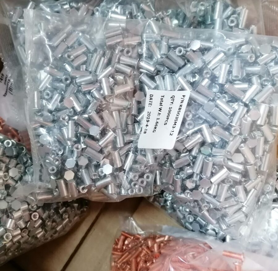 Крепежные изделия в упаковке